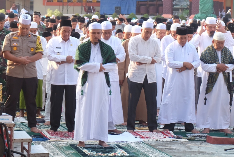 Minta Turun Hujan, Bupati Inhil Bersama Ribuan Masyarakat Ikuti Shalat Istisqa