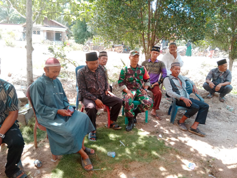 Babinsa Serda Bambang Irwanto Hadiri Pemakaman Warga di Kelurahan Sungai Geniot