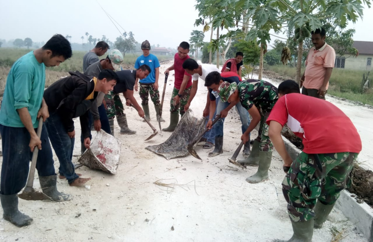 Satgas TMMD Semangat Melakukan Penimbunan dengan sirtu