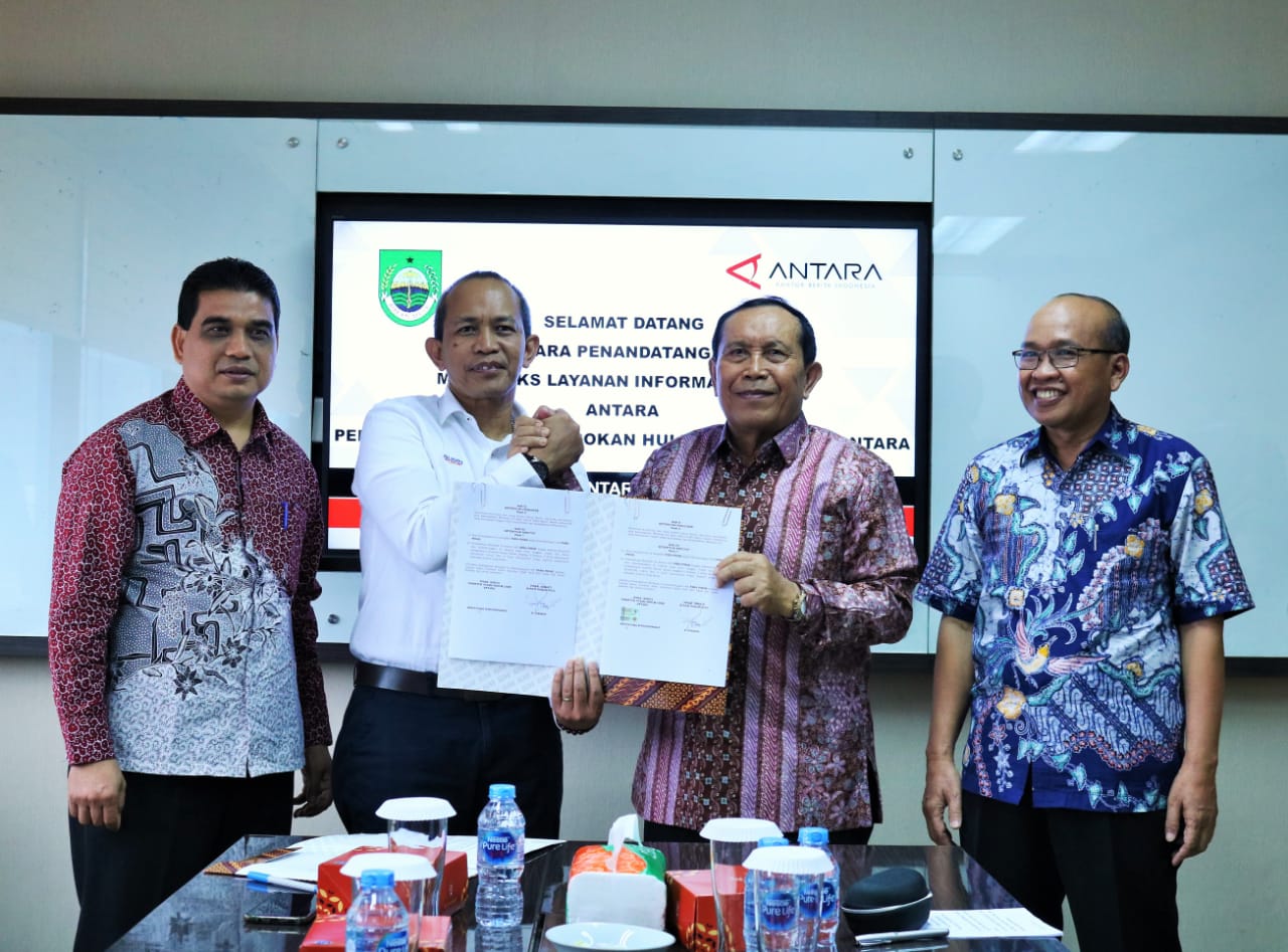Bupati Sukiman Teken MoU Layanan Informasi Publik Dengan Perum LKBN Antara