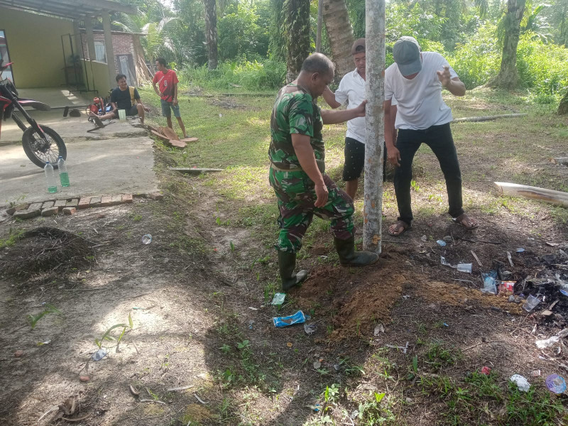 Sertu Sareh Pimpin Gotong Royong di Mushola Nuruddin
