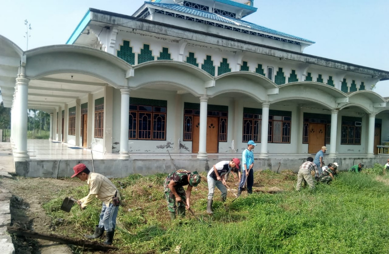 Satgas TMMD Juga Membaur dengan Masyarakat