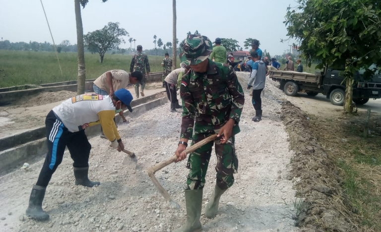 Pekerjaan Penimbunan Jalan dengan Sirtu TMMD ke-106 Kodim 0314/Inhil Capai 16,4 Persen