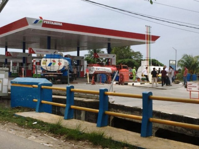 Dispenser Jaringan Pipa SPBU Bocor, Masyarakat Berebut Menampung Minyak