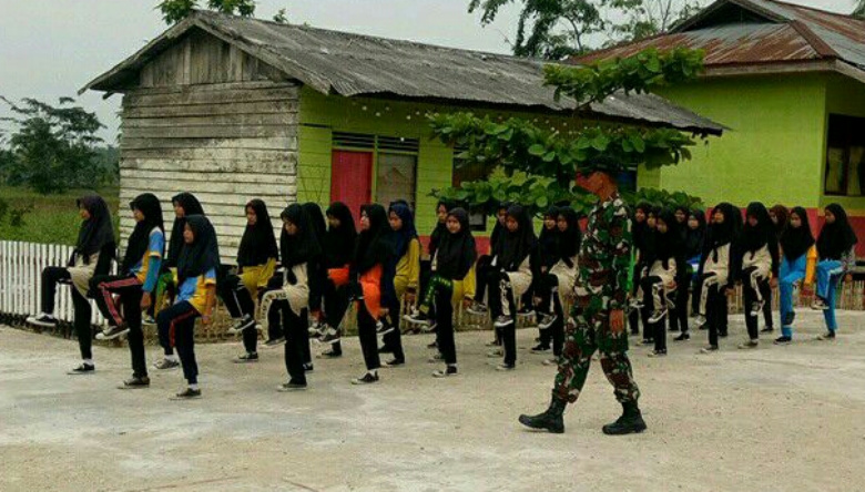 Ditengah Kesibukan, Satgas TMMD Luangkan Waktu untuk Siswa