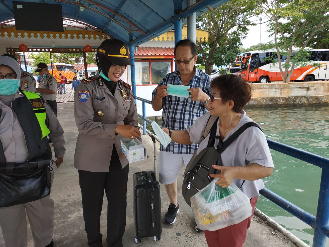 Antisipasi Virus Corona, Polres Tanjungpinang Bagikan Masker Untuk Masyarakat