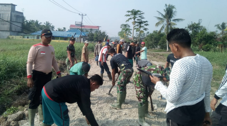 Satgas TMMD ke 106 Kodim 0314/Inhil Tampak Akrab Bekerja Keras Bersama Warga
