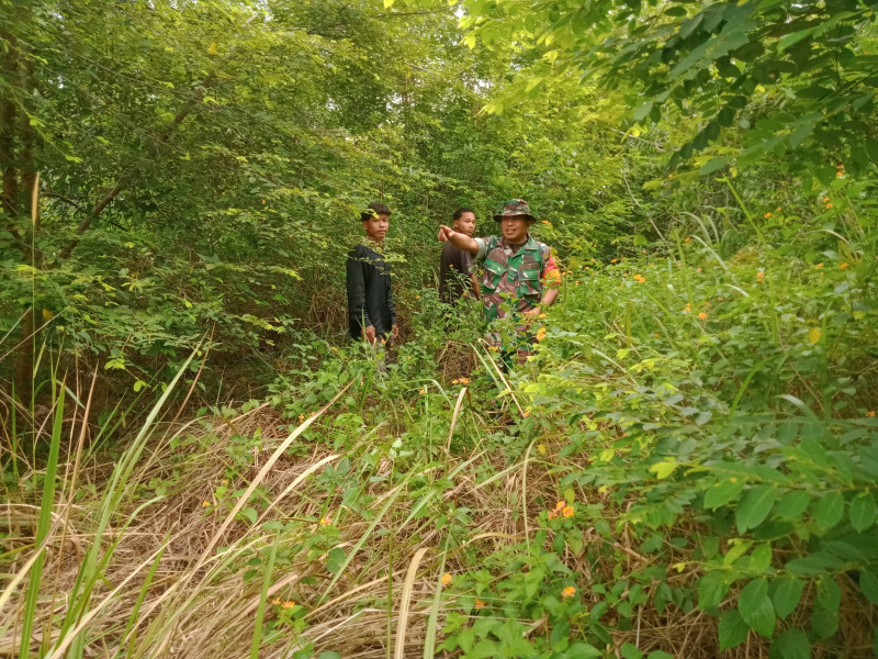 Serma Sukardi Laksanakan Sosialisasi dan Patroli Cegah Karhutla