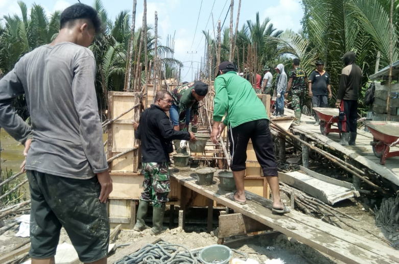 Satgas TMMD ke-106 Sudah Selesaikan Pengecoran Tiang dan Balok Air dari Sisi Depan