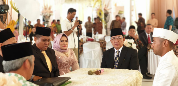 Bupati Inhil Hadir Sebagai Saksi Dalam Resepsi Pernikahan Anak Kajari Tembilahan