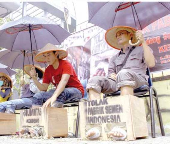 Aktivis Walhi Riau dan LBH Lakukan Semen Kaki