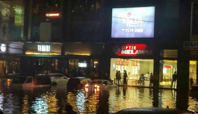 Masih Ada Warga Terjebak, Kemang Terendam Banjir