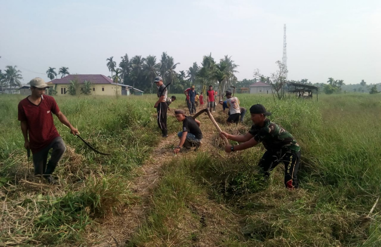 Satgas TMMD dan Masyarakat Goro Bersihkan TPU