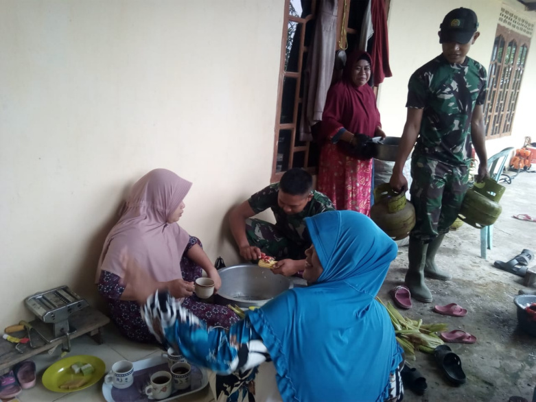 Begitu Akrab, Satgas TMMD Ini Juga Membantu Warga Masak di Dapur