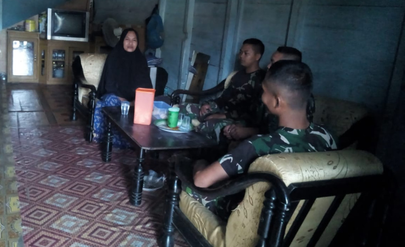 Prajurit TMMD ke 106 Kodim 0314/Inhil Menginap di Rumah Warga