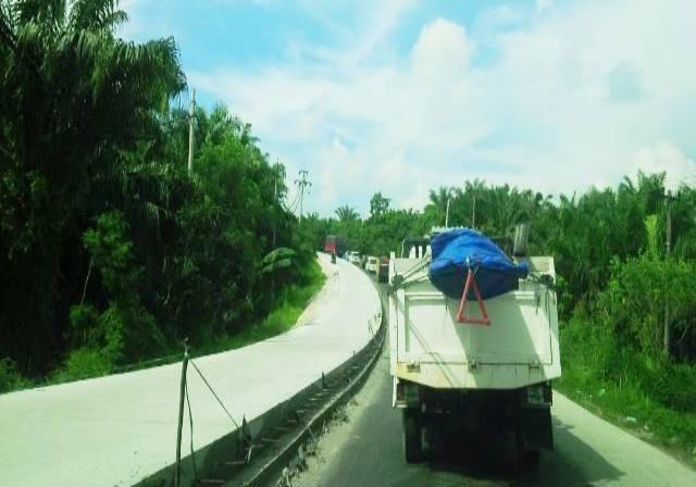 Jalan Lintas Timur Provinsi Riau Macet Puluhan Kilometer