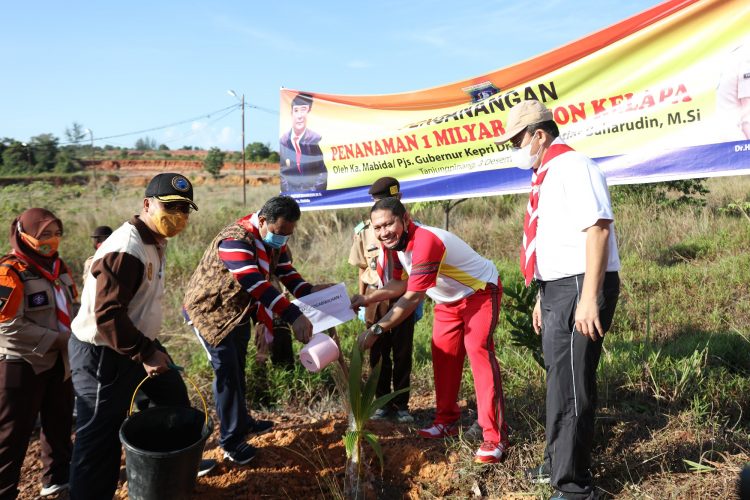 Pramuka Harus Jadi Pelopor Program Menanam 1 Miliar Kelapa