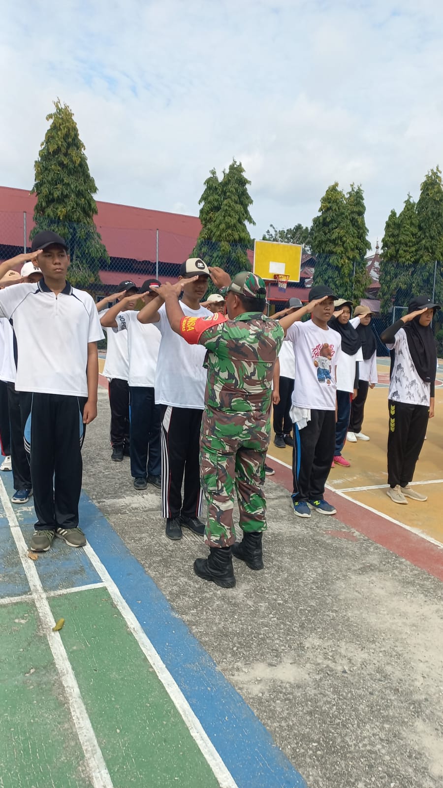 Sertu Roni Sandra Berikan Pelatihan PBB di SMA N 3 Dumai