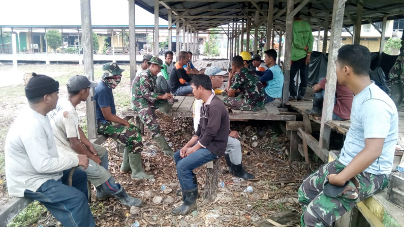 Satgas TMMD ke-106 Jalin Kebersamaan dan Bercengkrama dengan Warga Desa Sanglar