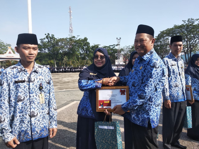 Guru dan Pegawai Berprestasi di Inhil Diberi Penghargaan