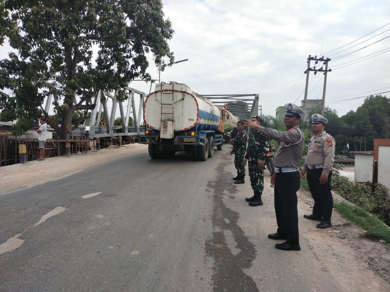 Babinsa Koramil 03 Sertu Jainal Arifin dan Koptu Erwan Atur Lalu Lintas di Jalan Sungai Masjid