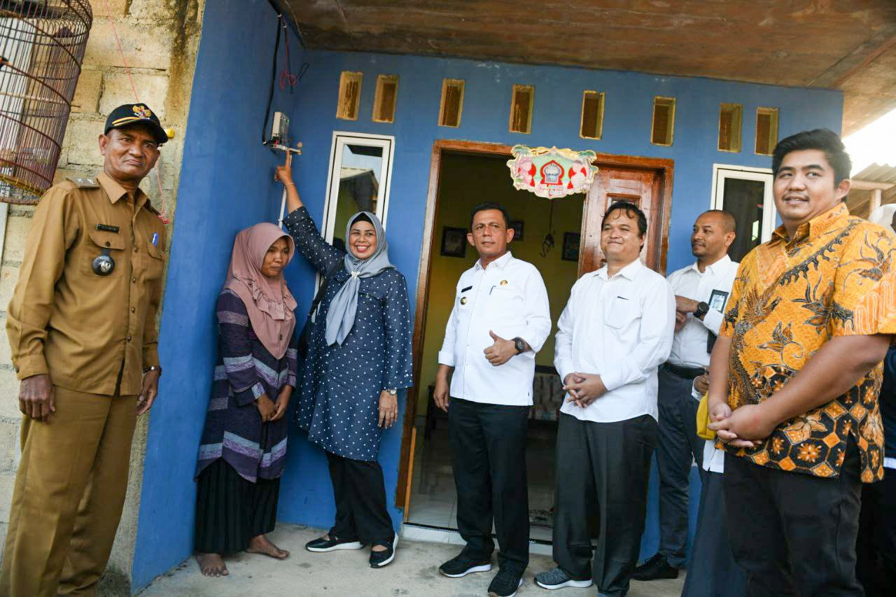 Gubernur Ansar Nyalakan Listrik di Desa Tenggel dan Air Gelubi, Elektrifikasi Kepri Sudah 99,45 %