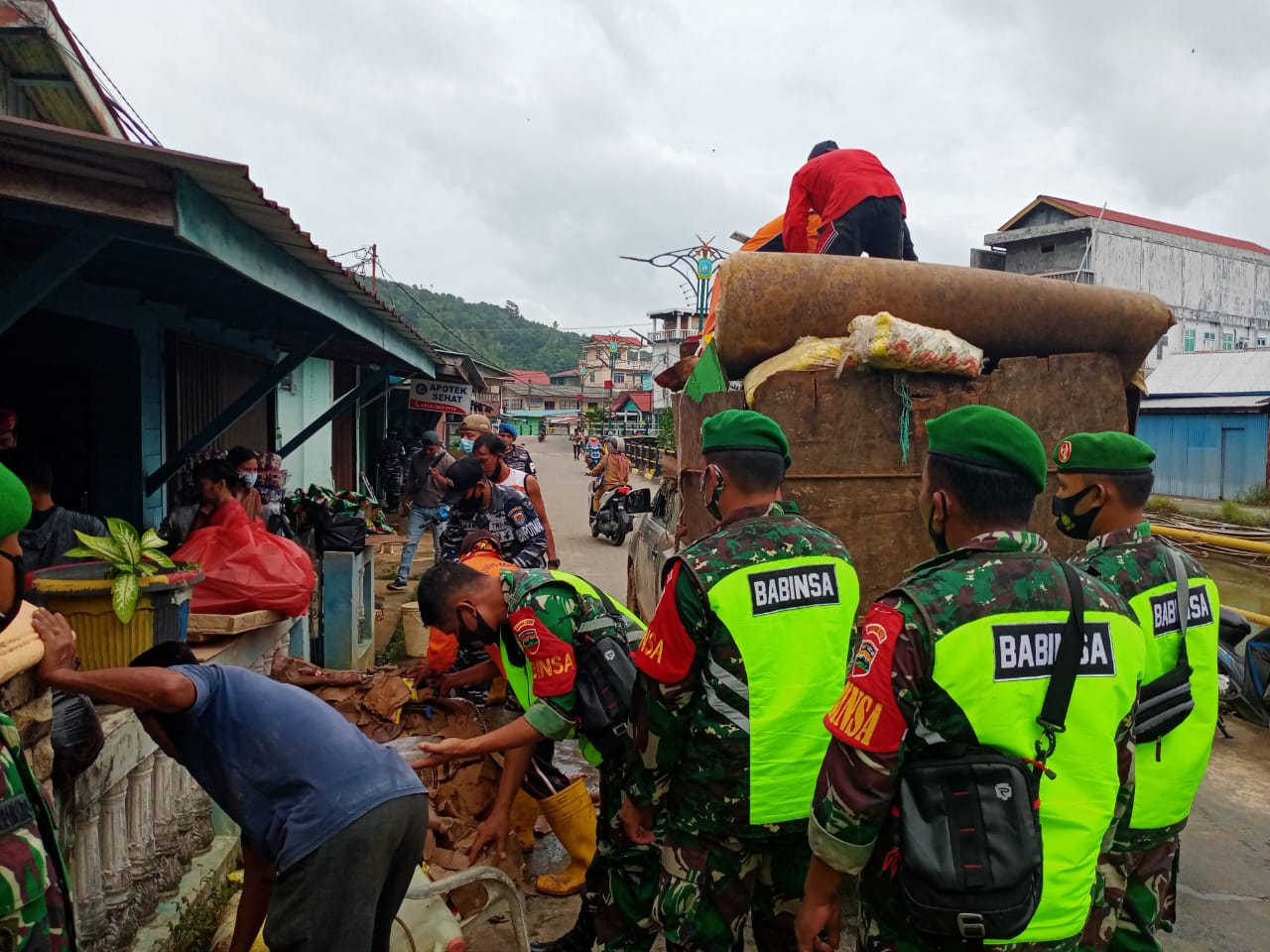 Bukti Nyata, Koramil 02/Tarempa Kodim 0318/Natuna Bantu Warga Bersihkan Lumpur Pasca Banjir Bandang