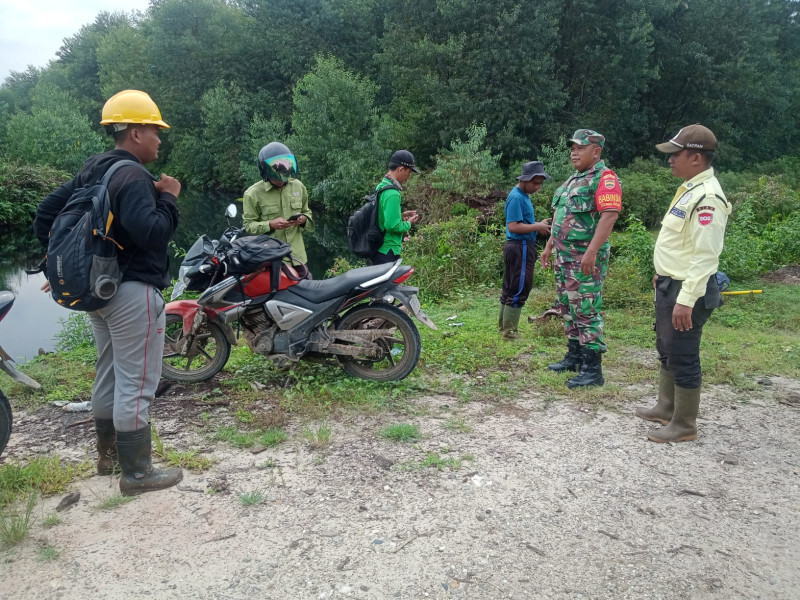 Babinsa Sertu Sareh Lakukan Pengecekan Kanal Sumber Air Bersama Security PT Ararabadi
