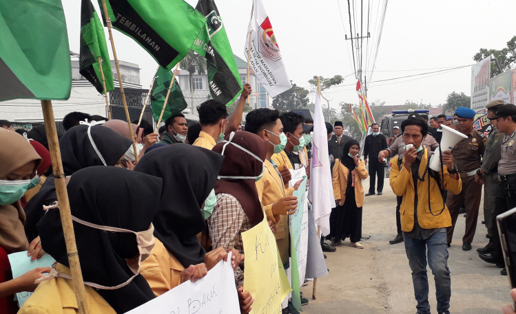 Disela Orasi APMI, Sekelompok Massa Baru Tiba Lakukan Aksi yang Sama