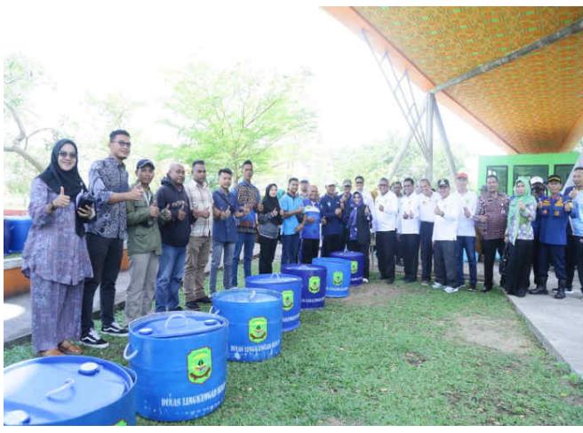 Serahkan Bantuan Kepada Bank Sampah dan Proklim, Rahma: Bentuk Apresiasi dari Pemerintah