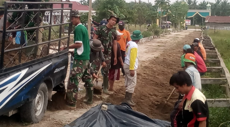 Satgas TMMD ke-106 Kodim 0314/Inhil dengan Masyarakat Saling Membantu