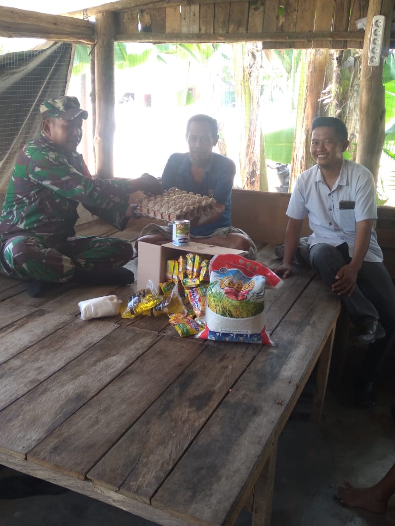 Babinsa Kelurahan Pelintung Salurkan Bantuan Kodim 0320/Dumai kepada Warga Kurang Mampu