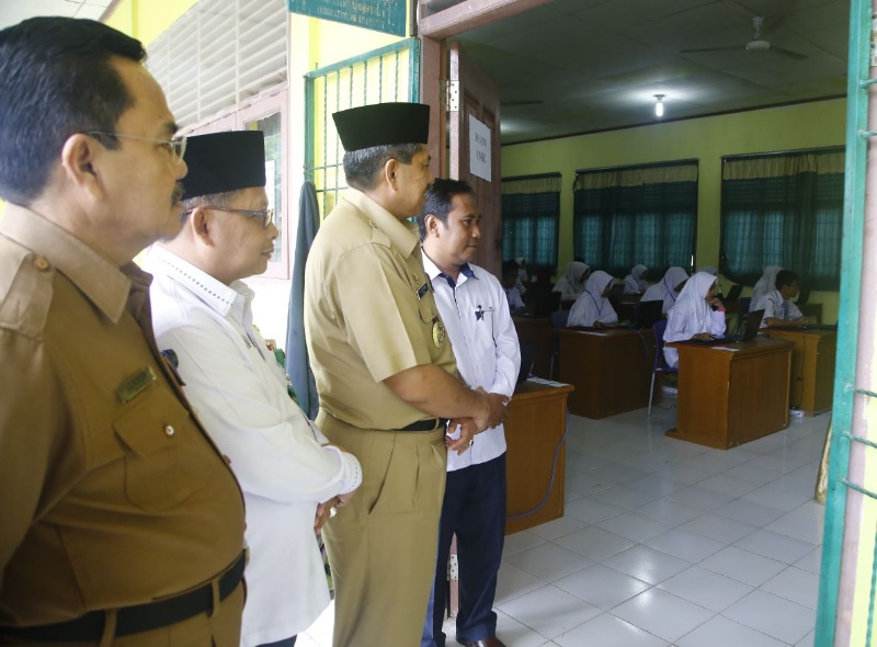 Tinjau Pelaksanaan UNBK, Alfedri Minta Siswa Teliti dan Cermat