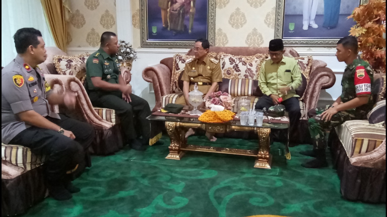 Tim Pengawas TMMD Silaturrahmi ke Kediaman Bupati Inhil