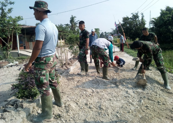 Satgas Bersama-sama Pasang Batako di Jalan Rusak