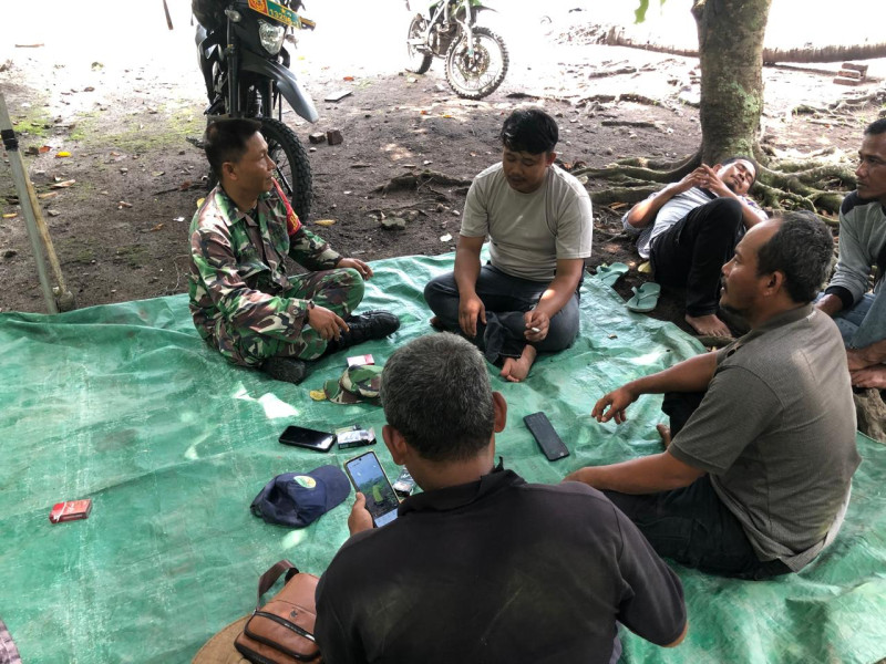 Babinsa Koramil 03 Sungai Sembilan Lakukan Komsos Dengan Tokoh Pemuda dan Masyarakat
