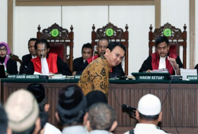 Ada-ada Saja...!!! Pria Mabuk Nekat Menerobos Masuk Tempat Sidang Ahok