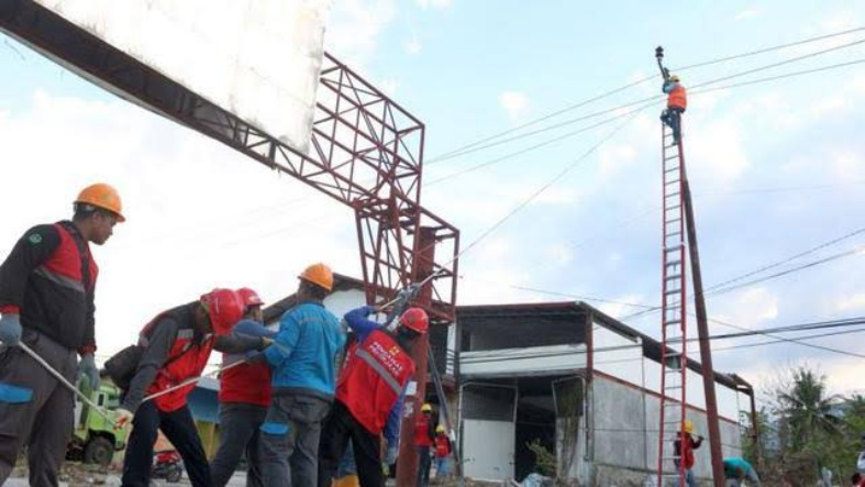 Pekerjaan Jaringan Listrik Terpaksa Ditunda karena Hujan Tak Kunjung Reda