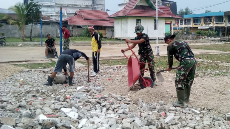 Satgas TMMD Melakukan Penimbunan Lapangan Desa Sanglar dengan Sirtu