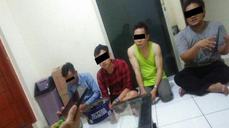 Wow... !!! Polisi Bongkar Prostitusi Sesama Jenis Di Ruko Plaza Harmoni