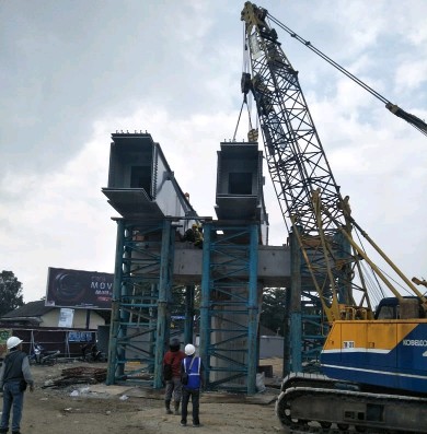 Pemasangan Girder Fly Over Pasar Pagi Arengka Kembali Dilanjutkan