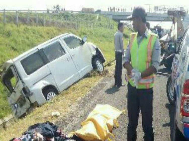 Grandmax Tabrak Tronton di Tol Cipali, Enam Orang Tewas