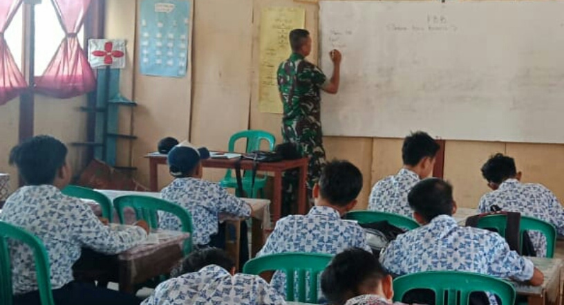 Disela Kesibukan, Satgas TMMD Ini Juga Ajarkan Wawasan Kebangsaan kepada Pelajar