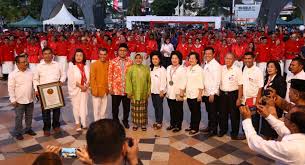 Kreatif...!!! 500 Pasangan Pengantin Lakukan Nikah Masal, Kenakan Gaun Merah Putih