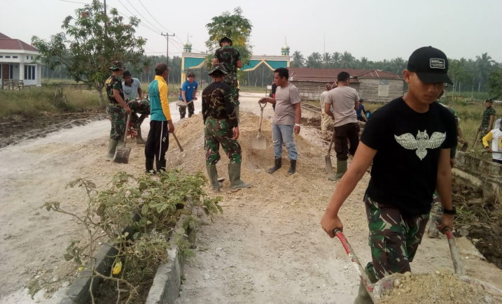 Satgas TMMD ke-106 Saling Bekerjasama dengan Masyarakat Tuntaskan Pembangunan