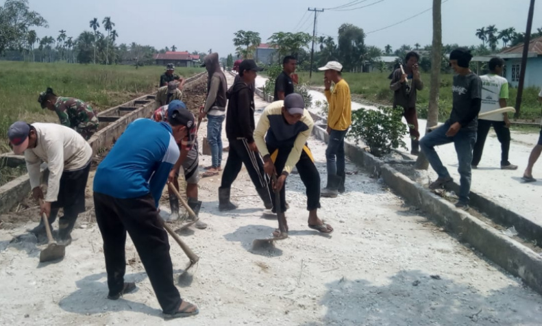 Satgas TMMD ke-106 Kodim 0314/Inhil dalam Sasaran Fisik Penimbunan Jalan dengan Sirtu