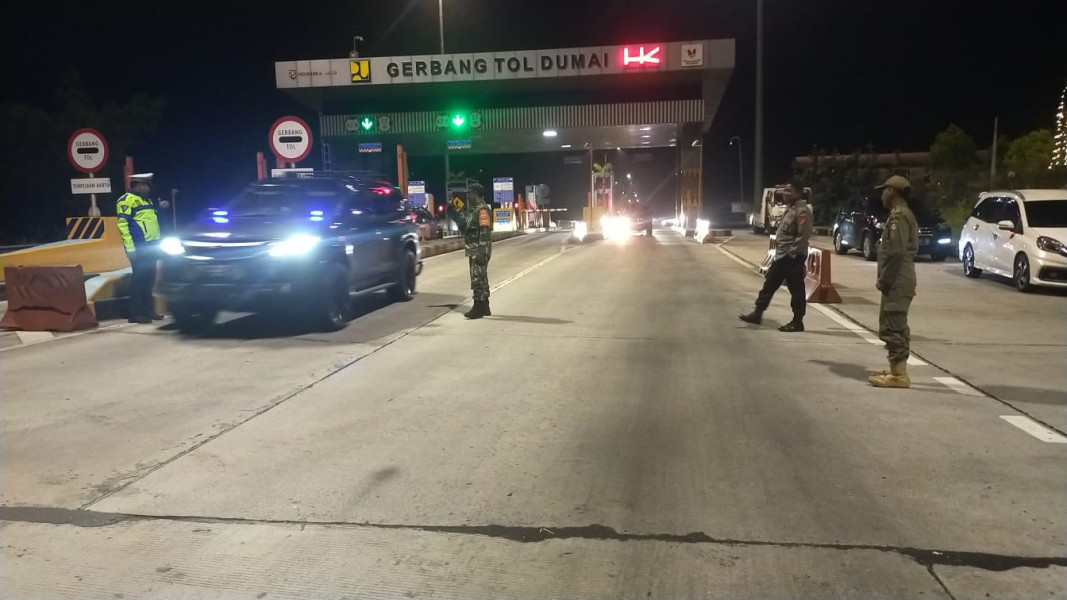 Sertu Jumat Desmanto Koramil 02/BK Mantapkan Keamanan di Pintu Tol Dumai - Pekanbaru