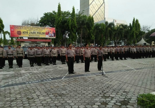 Kapolda Riau Beri Kenaikan Pangkat kepada Karo Sarpras Menjadi Brigjen Pol Mishar