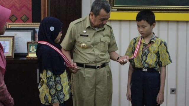 Dua Siswa SD Ini Bawa Pulang Medali OSN Ke Siak