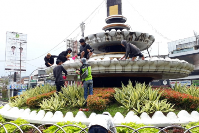 Di Sukabumi Anggota Geng Motor Dihukum Bersihkan Tugu Adipura